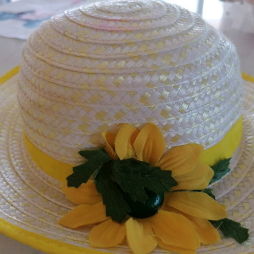 Girl's sun hat with flower like new, beige and yellow