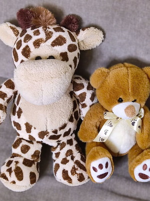 Set of 2 plush toys like new, giraffe 28cm and teddy bear 16cm