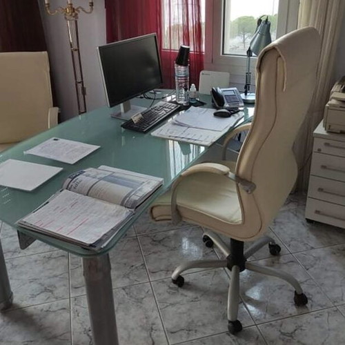 Σετ επίπλων γραφείου σαν καινούργιο με γυάλινο γραφείο, συρταριέρα, ντουλάπες και λευκή δερμάτινη καρέκλα