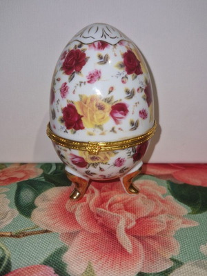 Limoge Porcelain decorative egg like new, collectible