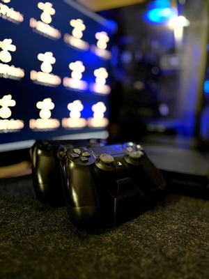 PlayStation 4 2-Controller Stand new, black