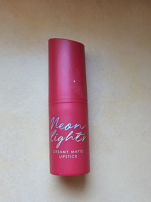 Κραγιόν bullet hot pink limited edition Neon Lights της MUA