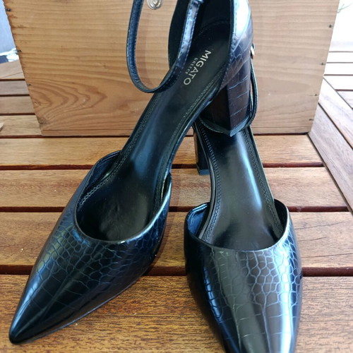 Migato black pumps with croc pattern and ankle strap, like new, size 40