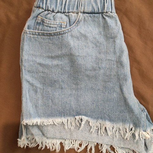 Shorts used with frayed edges and elastic waist, size medium