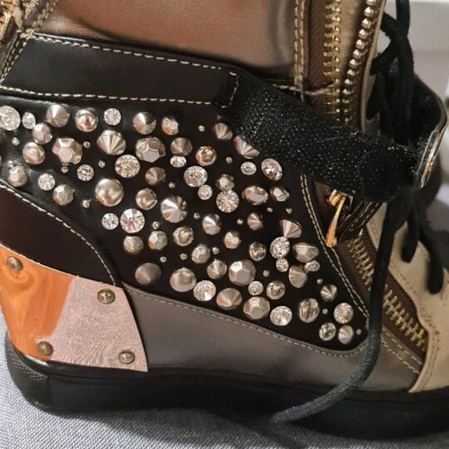 Sneakers with studs and gold details like new