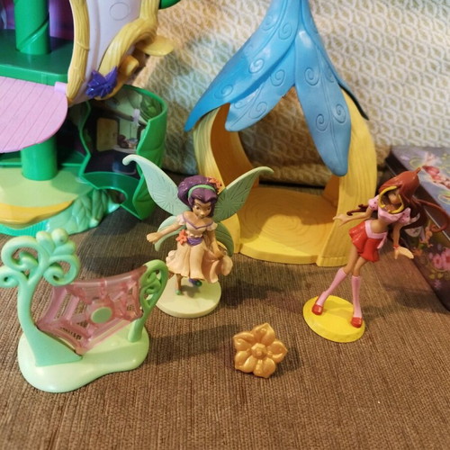 Tinkerbell set like new with house, figures and accessories