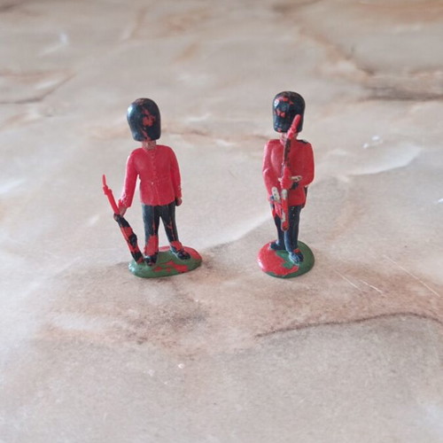 Set of 2 Royal Guard men figures