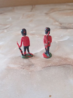 Set of 2 Royal Guard men figures