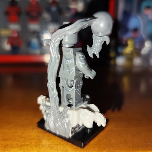 Tendril Symbiote figure like new with base and effects
