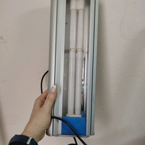 Fluorescent light for aquarium used, missing plug