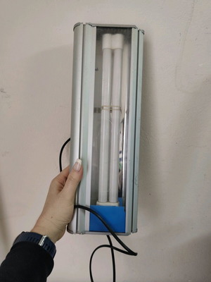 Fluorescent light for aquarium used, missing plug