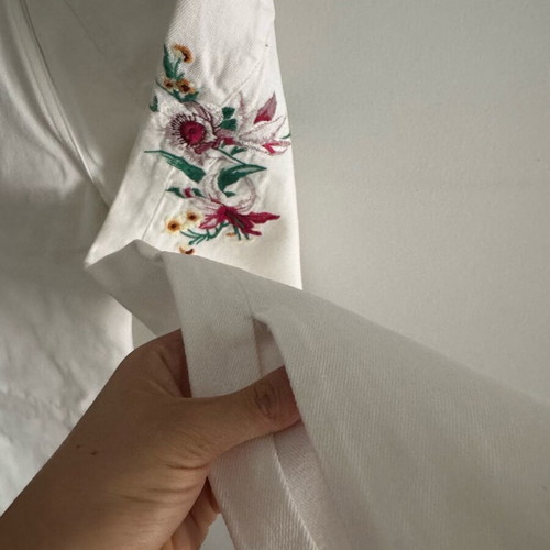 Zara white jeans with embroidered flower, like new, size S