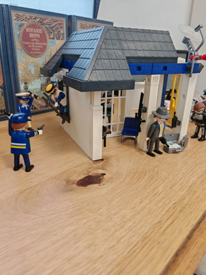 Playmobil Police Station set like new with 12 figures and accessories
