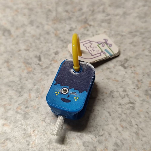 Ключодържател с фигура Kinder Surprise Crayon като нов
