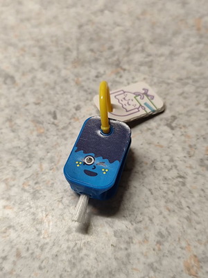 Ключодържател с фигура Kinder Surprise Crayon като нов
