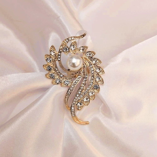 Impressive flower ring with sparkling strass new, gold color