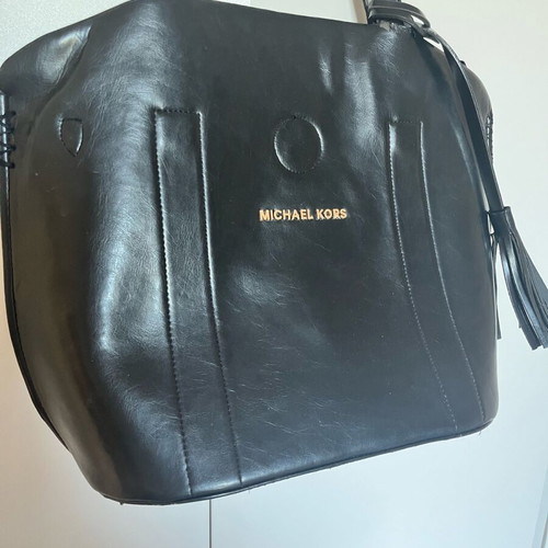 Black leather shoulder bag Michael Kors used with inner leather pouch