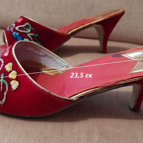 Vintage embroidered velvet pasoumakia like new, red size 36