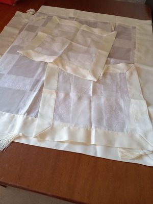 Table linen set like new for your living room