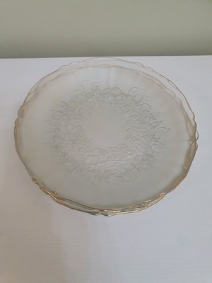 Комплект прозрачни чинии с релефни цветя и златист цвят като нови