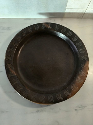 Дървен поднос за сервиране употребяван от Индонезия с резбован дизайн