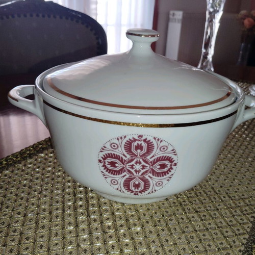 Porcelain soup tureens like new, set of 2