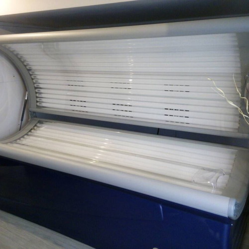 Ultrasun E4 Professional Floor Tanning Bed like new, 32 lamps