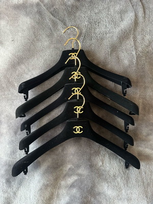 Chanel σετ 5 καινούργιων κρεμάστρων με μεταλλικό CC logo