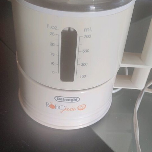 Delonghi juicer like new with two citrus cones and measuring jug