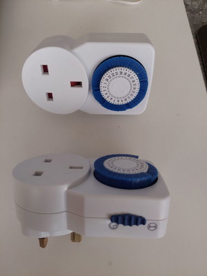 Μηχανικός χρονοδιακόπτης 24 ωρών UK 3 pin μεταχειρισμένος, σετ 2 τεμαχίων