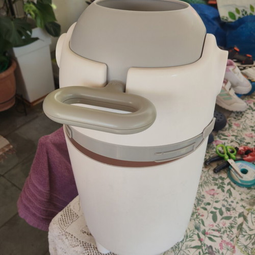 Baby diaper disposal bin