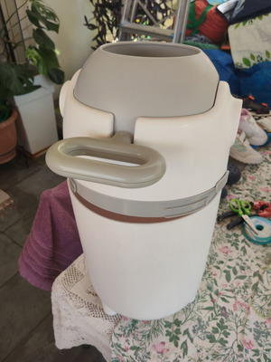 Baby diaper disposal bin