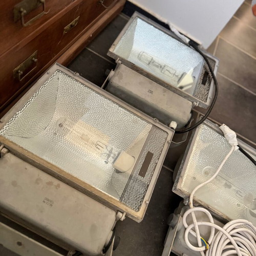 Floodlights used, pack of 3, dimensions 30x42