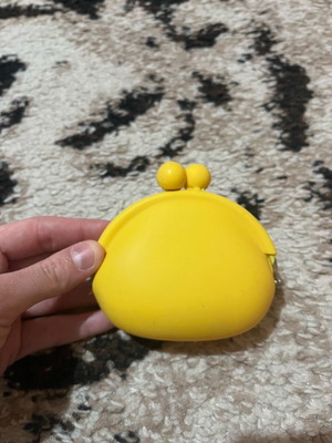 Coin purse yellow like new with clip closure