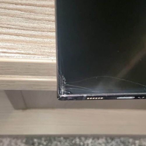 Samsung S22 Ultra smartphone used, minor crack