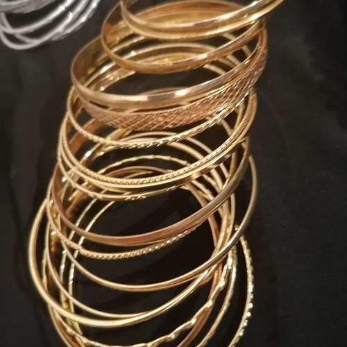 Set of 6 used impressive faux bijoux bracelets