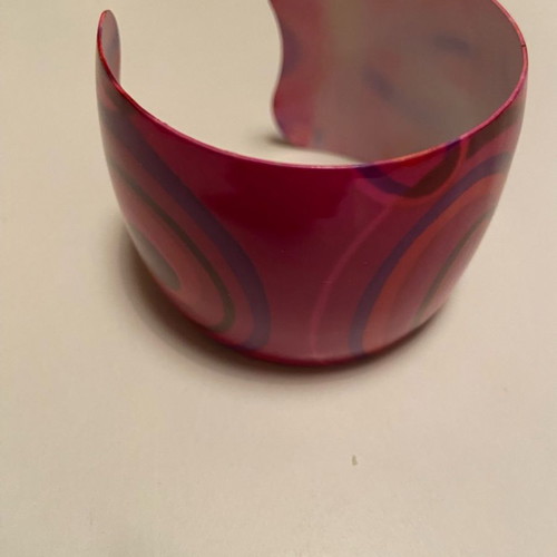 Bracelet used with vivid color and metal material
