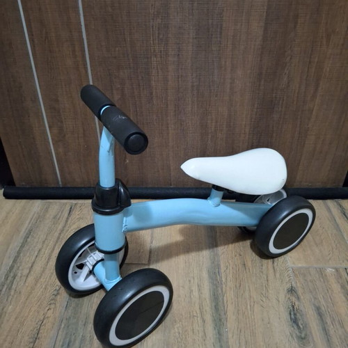Children's balance bike with 4 wheels, ergonomic seat