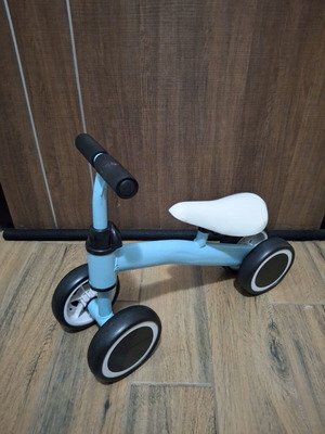 Children's balance bike with 4 wheels, ergonomic seat