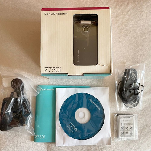 Sony Ericsson Z750i phone new in original box