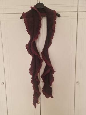BSB wool scarf like new, eggplant color with ruffles