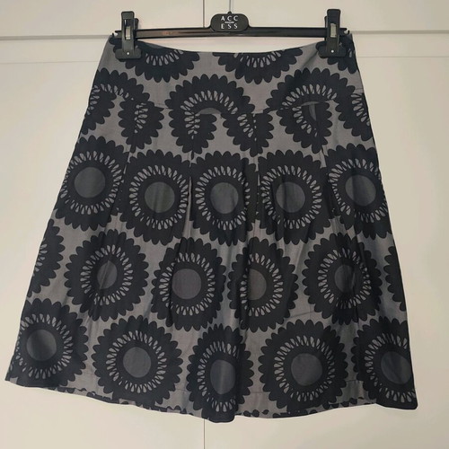 H&M skirt size 38 with side zipper like new, black