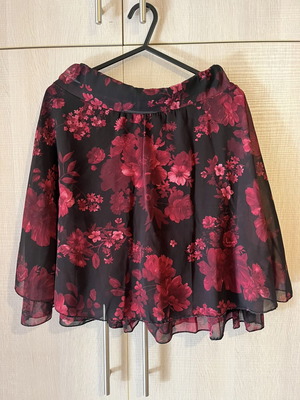 Floral Mini Skirt like new, size medium, black and red