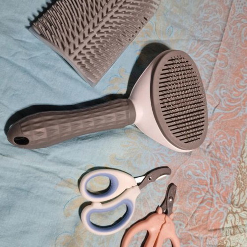Pet grooming set like new with nail clippers, comb, and fur scraper