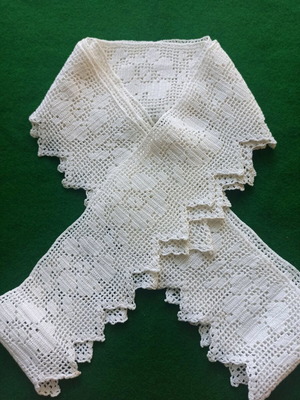 Handmade lace like new with floral pattern 2.46x10 meters