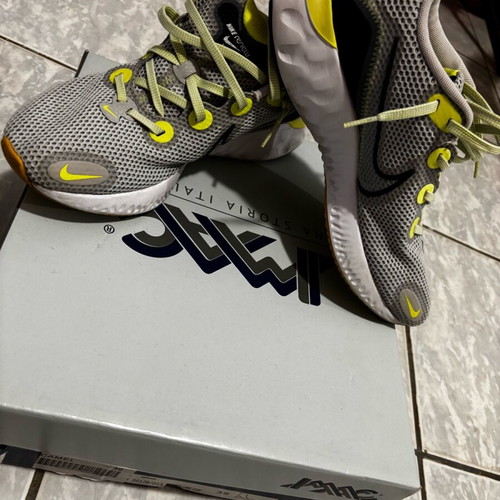 Nike Renew Run shoes used, gray and black, size 42.5