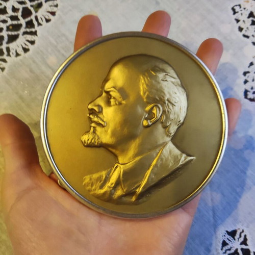 Lenin commemorative medal like new, 1970s Soviet Union, 10 cm diameter