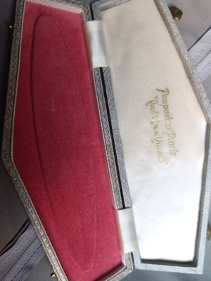 Pompadour Jewelry Case like new, gray polygonal box with embossed clips