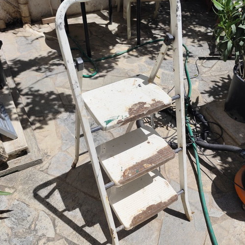 Metal ladder with 3 steps used, fully functional and stable