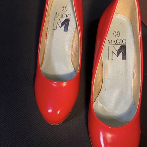Magic red pumps size 37 like new, patent leather, round toe